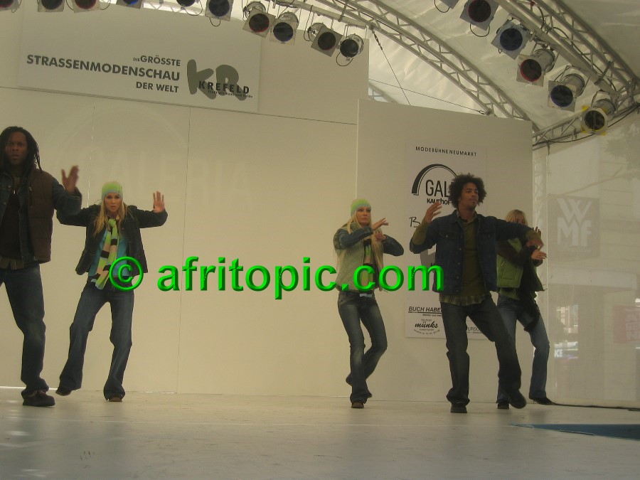 ../Images/Krefeld-Strssenmodenschau-2005 315.jpg